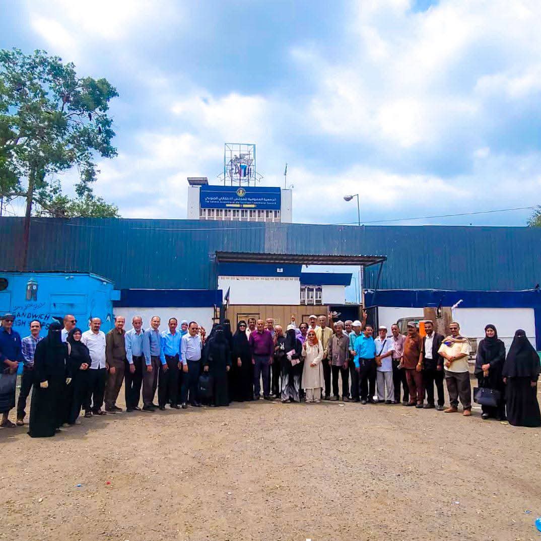 موظفو ومنتسبو الجمعية العمومية للمجلس الانتقالي الجنوبي يواصلون وقفاتهم السلمية للأسبوع الثاني رفضًا لإغلاق مقرهم وتأكيدًا لحقهم في العمل السياسي