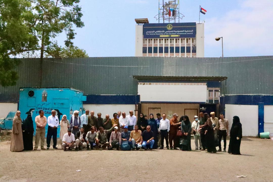 مجلس المستشارين بالمجلس الانتقالي يواصل وقفته السلمية للمطالبة بإلغاء إغلاق مقر الجمعية العمومية لممارسة عملهم السياسي والإداري