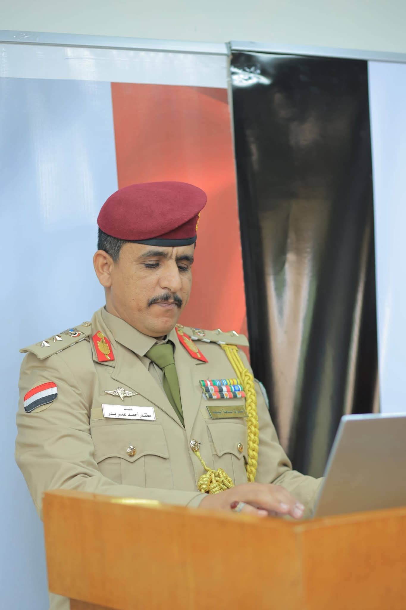 الدكتور أحمد حسين الحامد يهنئ الباحث العقيد مختار أحمد عمر بدر لنيله الماجستير في العلوم العسكرية بجمهورية مصر العربية الشقيقة