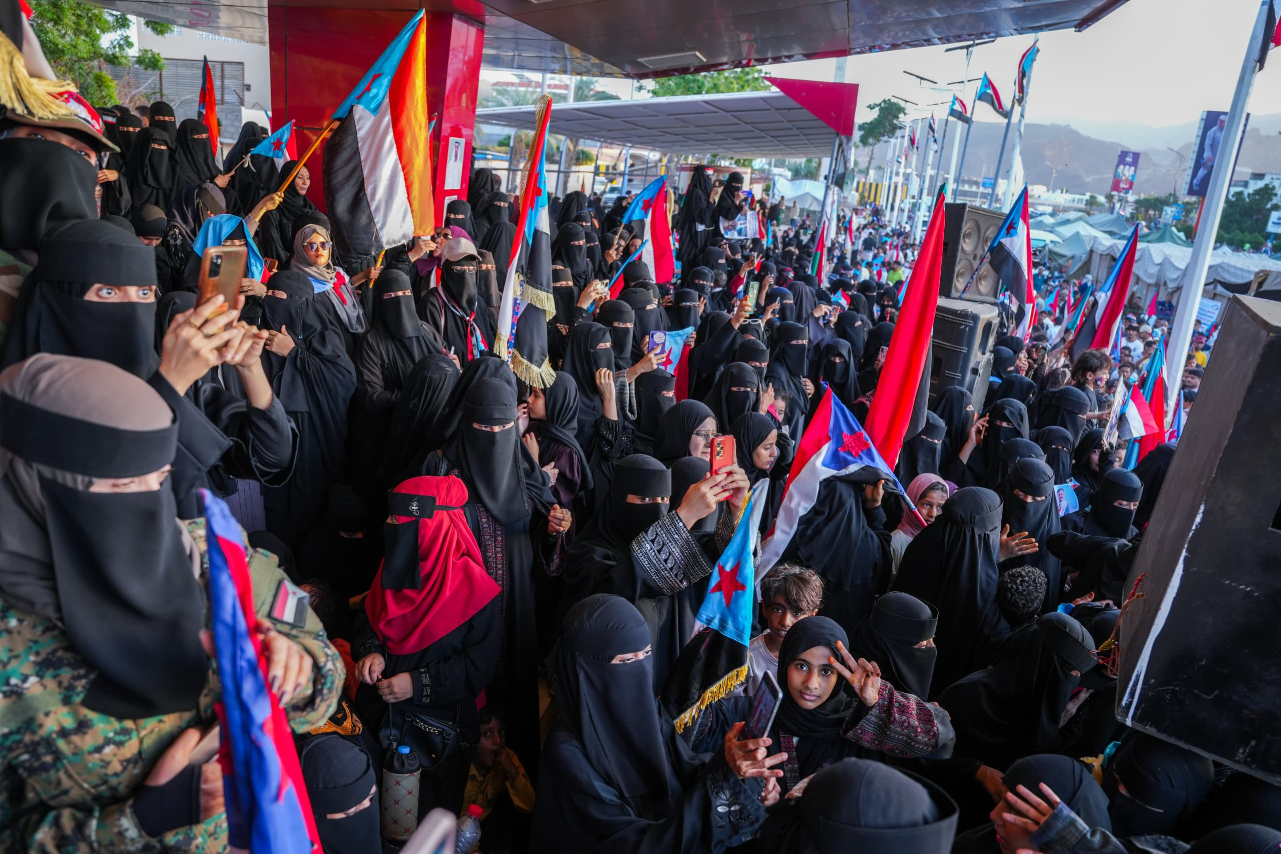 حشود جماهيرية واسعة من الضالع تصل العاصمة عدن دعمًا لمطالب إعلان دولة الجنوب العربي