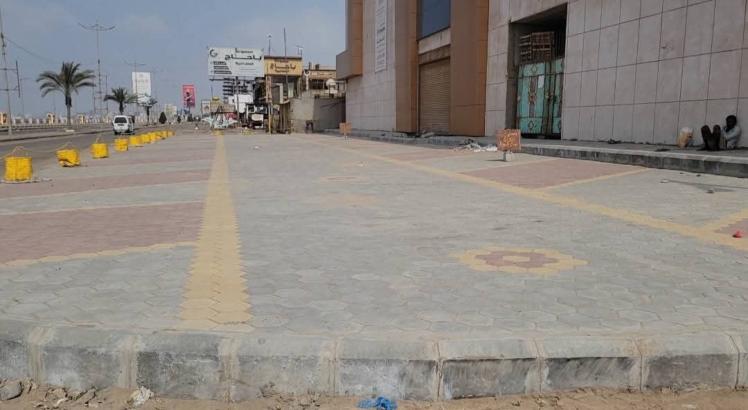 تواصل العمل في مشروع الرصف الحجري بمنطقة الدرين في مديرية المنصورة