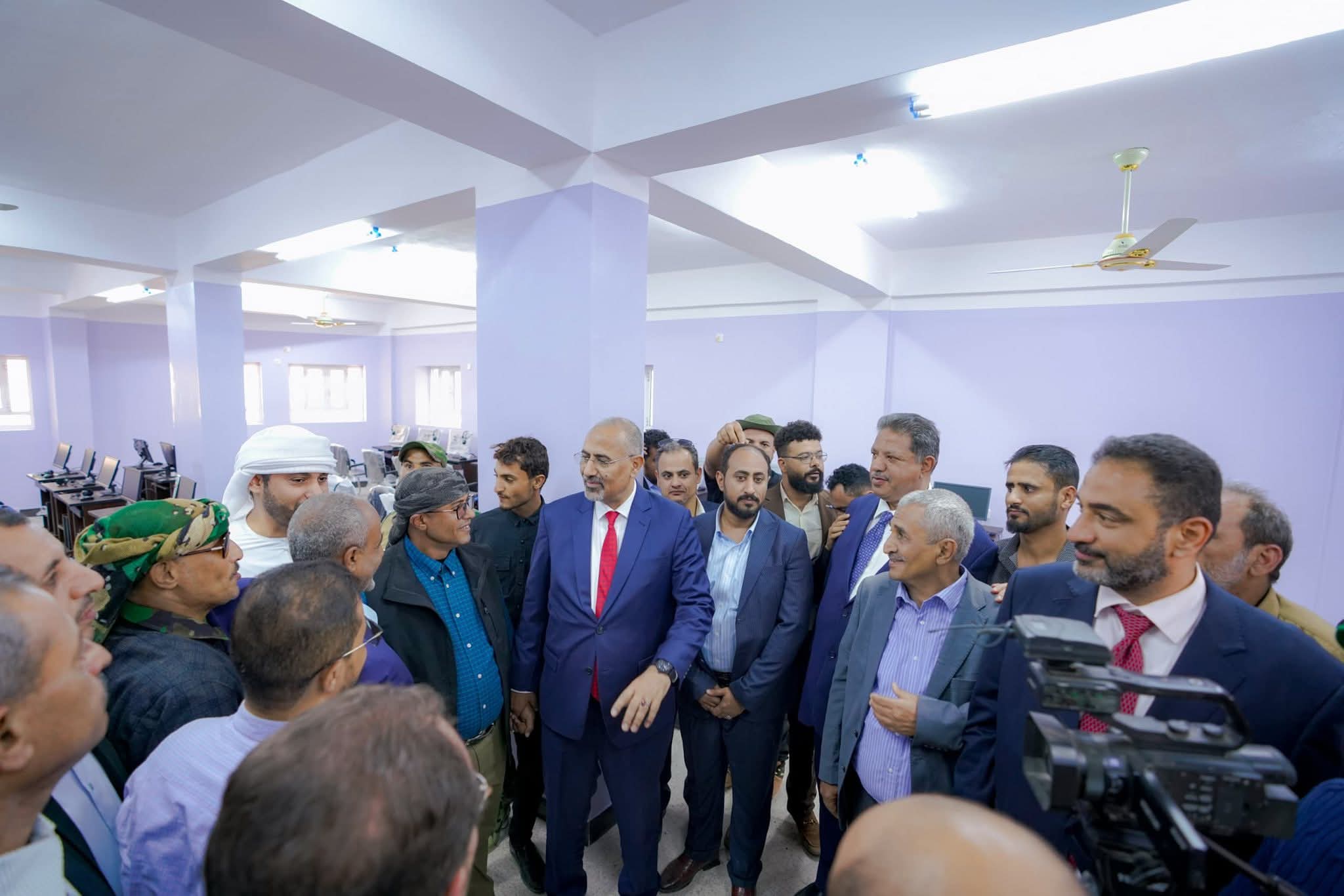 الرئيس الزُبيدي يزور مديرية الشعيب ويفتتح مجمّع الشيخ محمد بن زايد التعليمي النموذجي بمنطقة القزعة