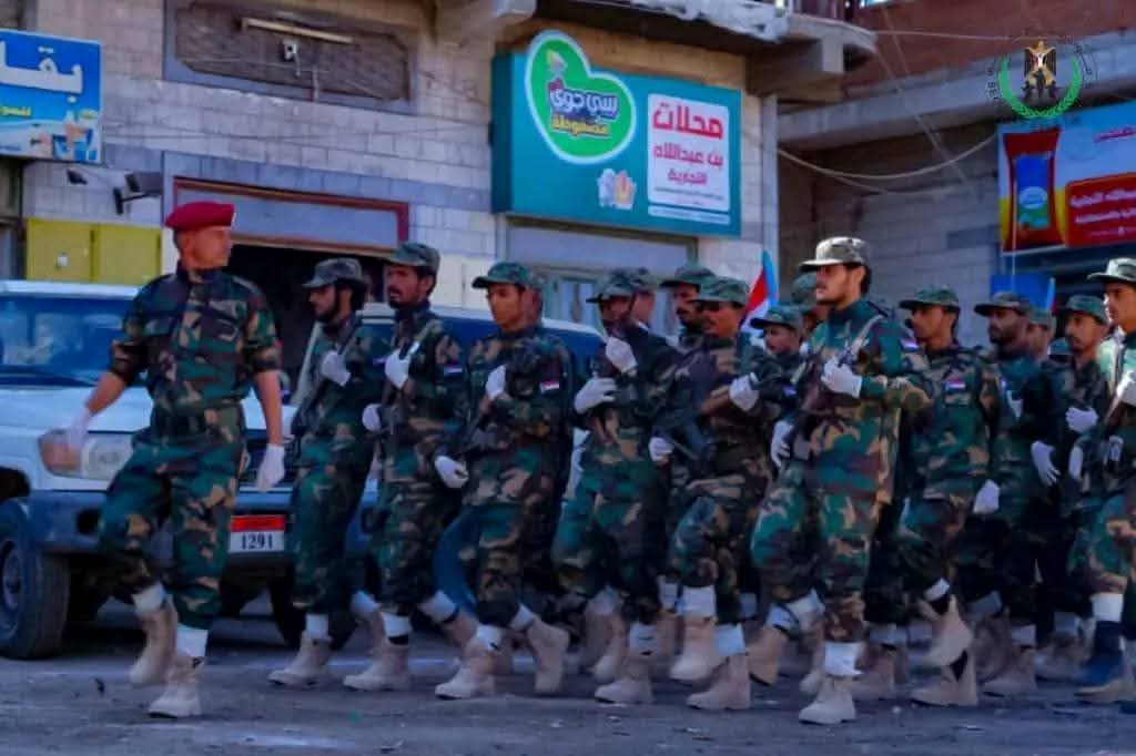 قوات الحزام في يافع تنظم عرضا عسكريًا لسرايا رمزية تزامنًا مع عيد أكتوبر المجيد