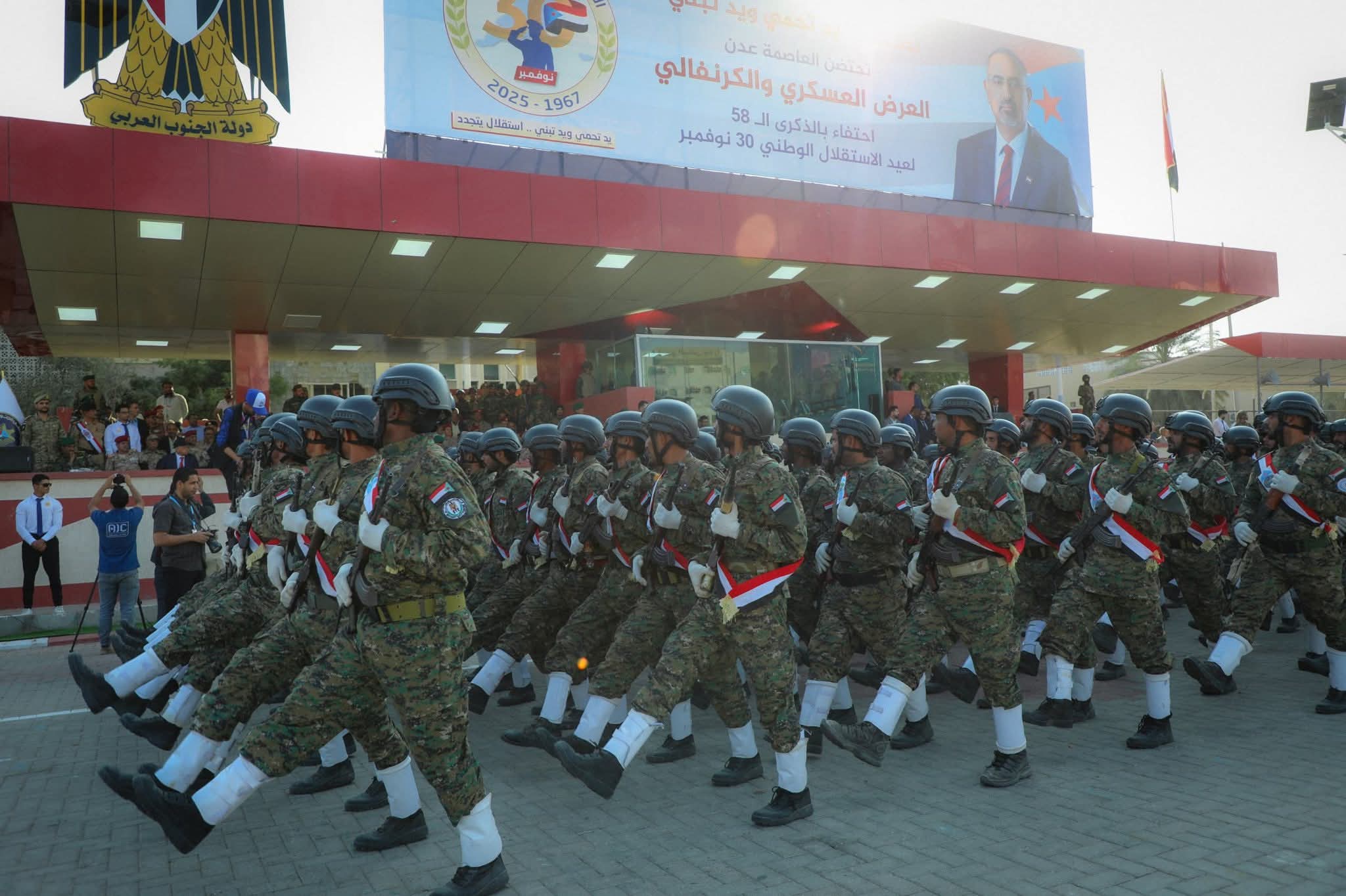 الرئيس القائد عيدروس الزُبيدي يشهد عرضا عسكريا مهيبا للقوات المسلحة الجنوبية احتفاءً بالعيد الـ58 للاستقلال الوطني 30 نوفمبر