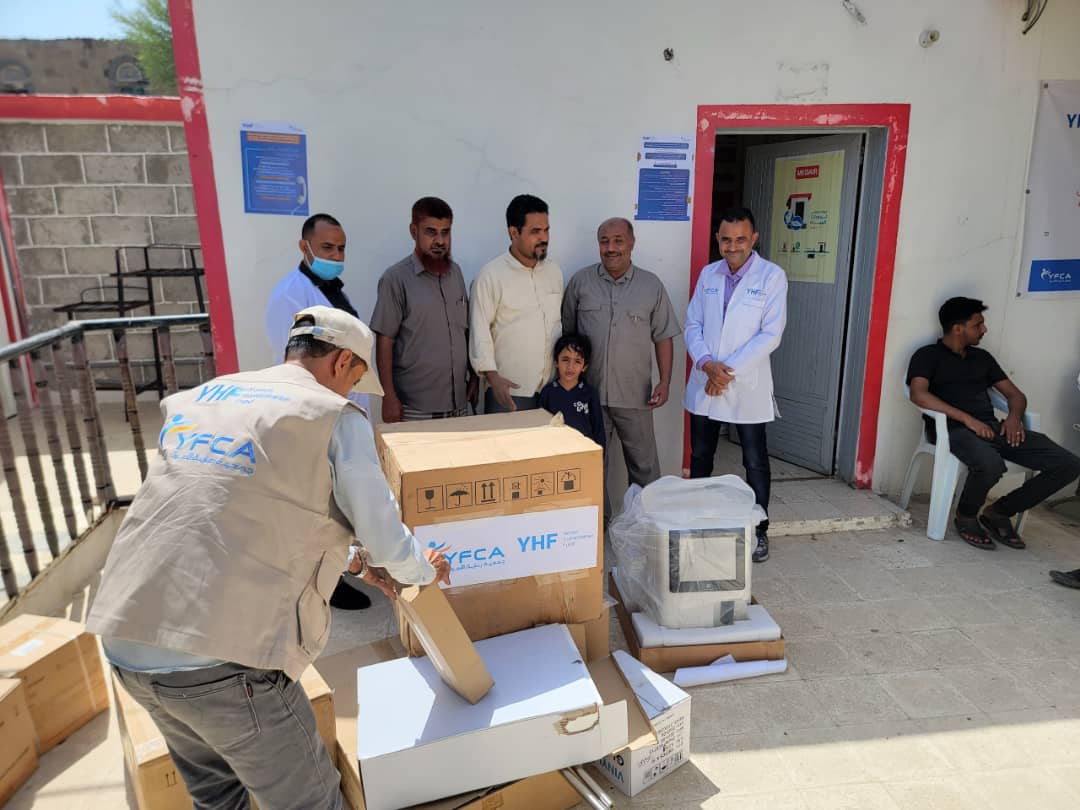 مشروع YHF يسلم معدات طبية لمركزي لكمة الدوكي والوعرة في مديرية الضالع