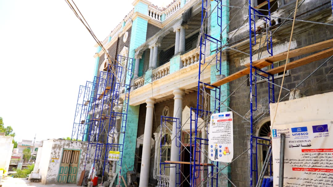 نائب وزير الإعلام والثقافة والسياحة يتفقد أعمال الترميم والتأهيل في قصر العبدلي