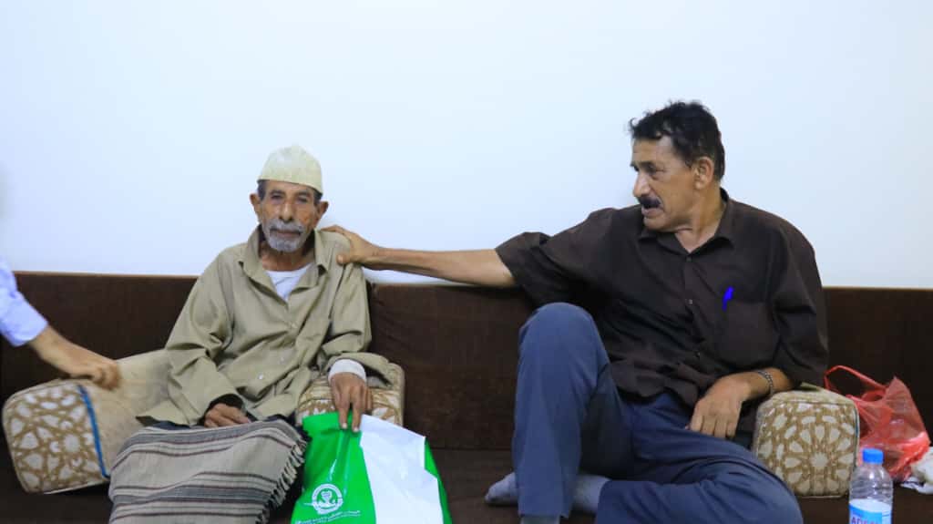 رئيس هيئة أسر الشهداء والمناضلين يتفقد عدداً من رموز النضال الوطني في ذكرى ثورة 14 أكتوبر