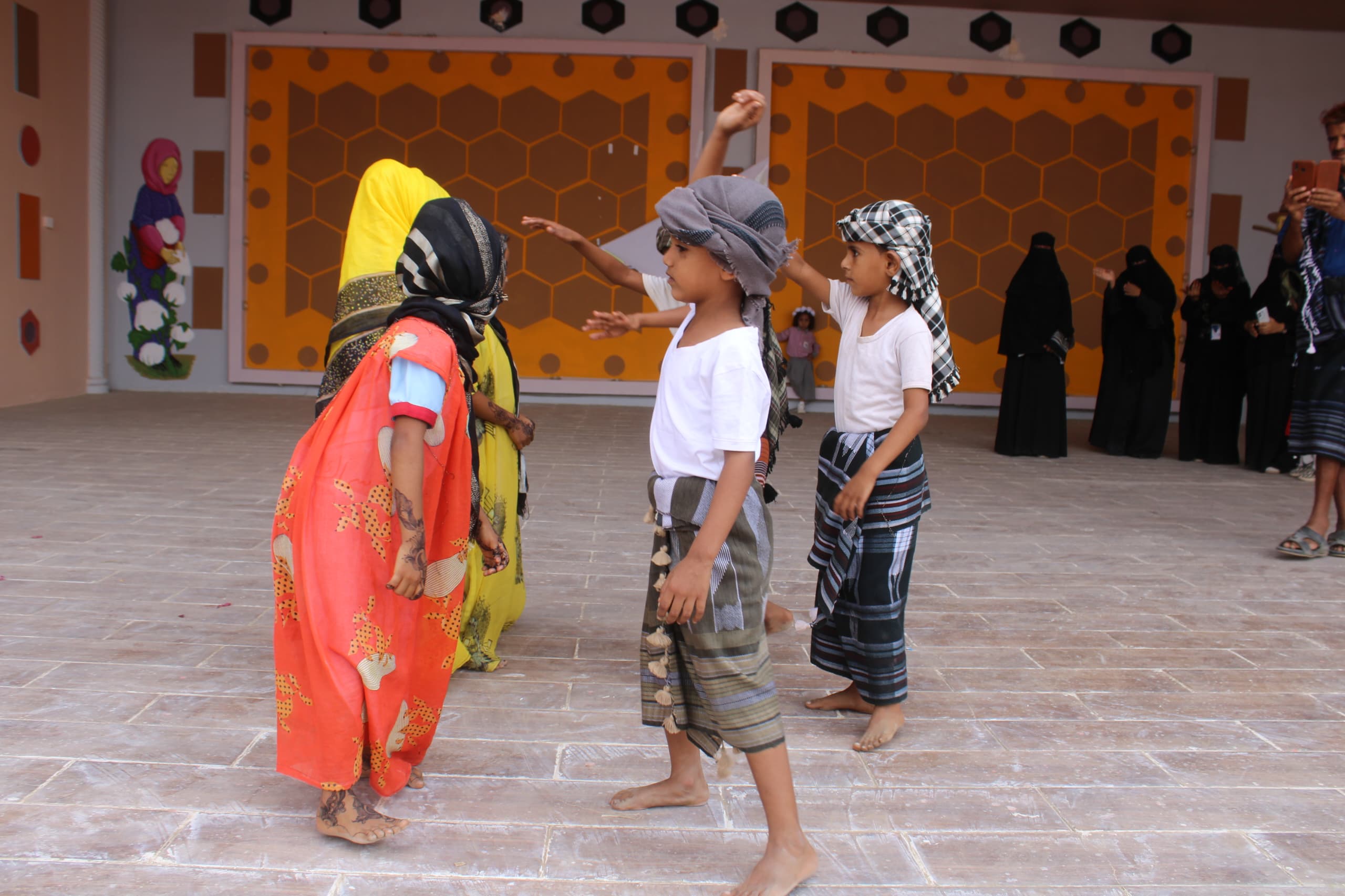 التربية بأبين بين الاحتفال باليوم العالمي للطفل وانجاز إعادة تفعيل ٣٠ روضة أطفال تكتب فصلا جديدا في سجلها التربوي