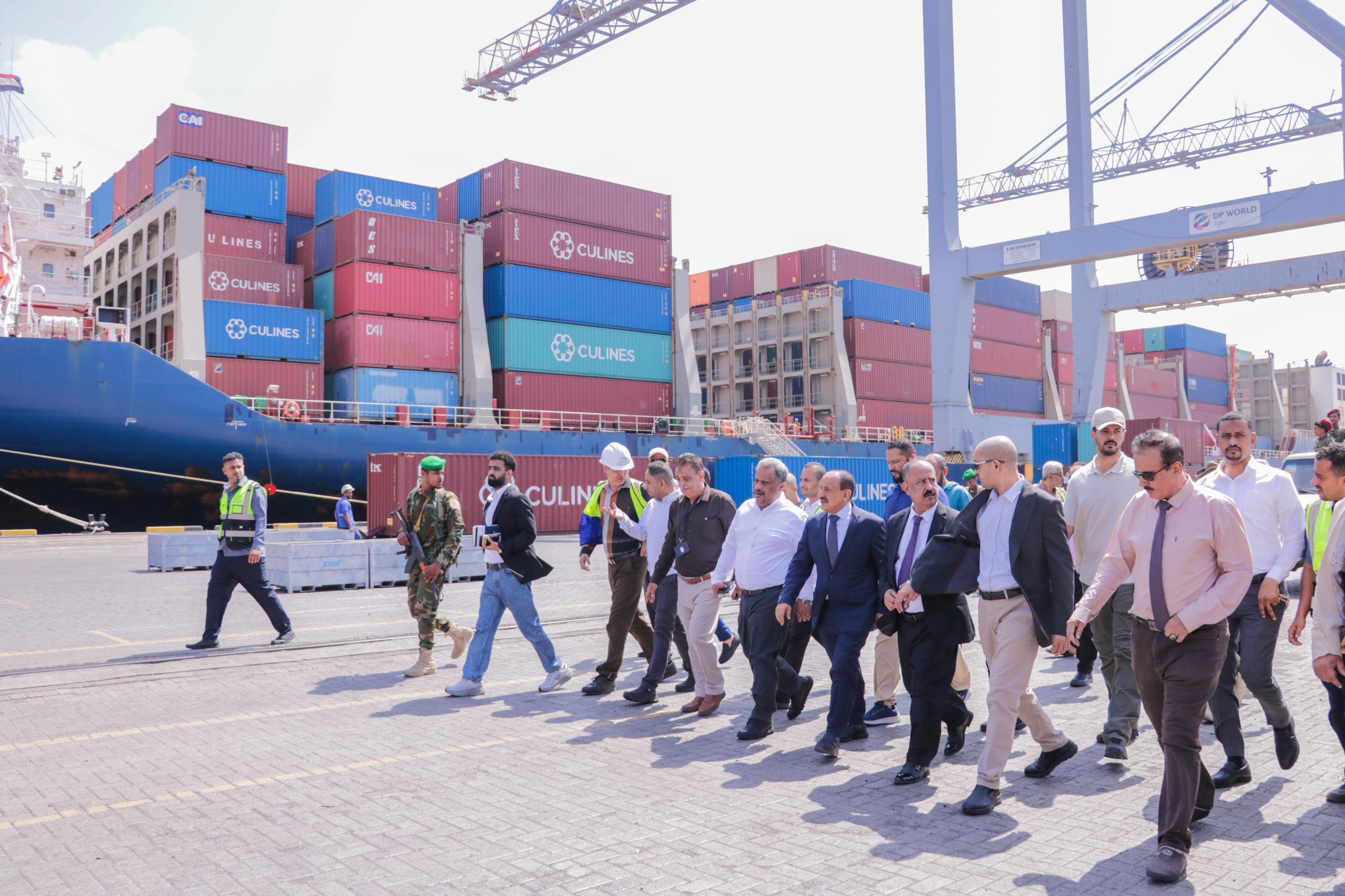 وزير النقل يترأس اجتماعاً بشركة عدن لتطوير الموانئ "محطة الحاويات كالتكس" لمناقشة سير نشاط الميناء 