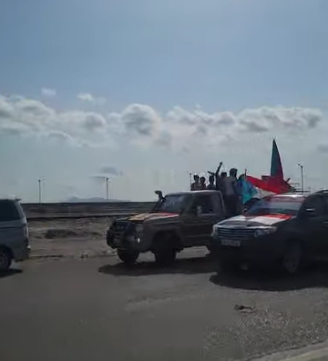 عدن .. مسيرة حاشدة بالسيارات احتفالاً بذكرى ثورة 14 أكتوبر (صور)